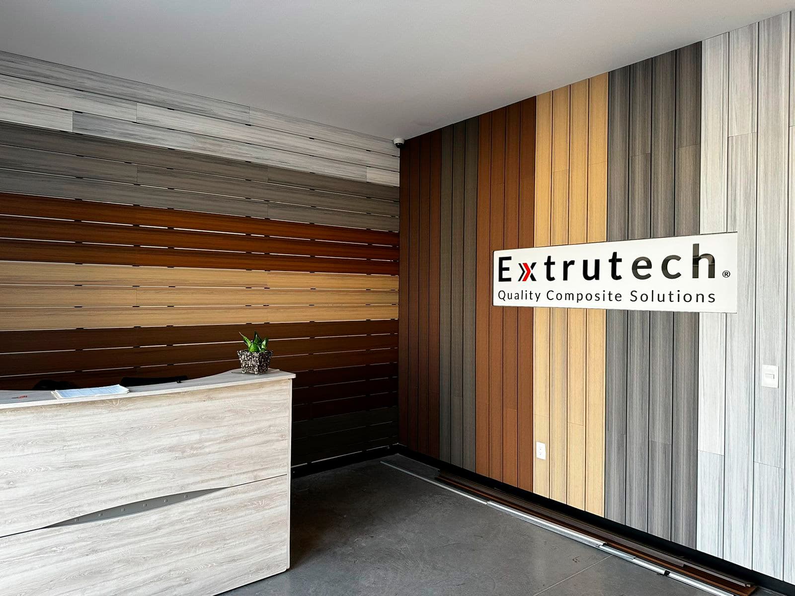 Recepción de la planta de Extrutech con muros revestidos de perfiles WPC en distintos colores