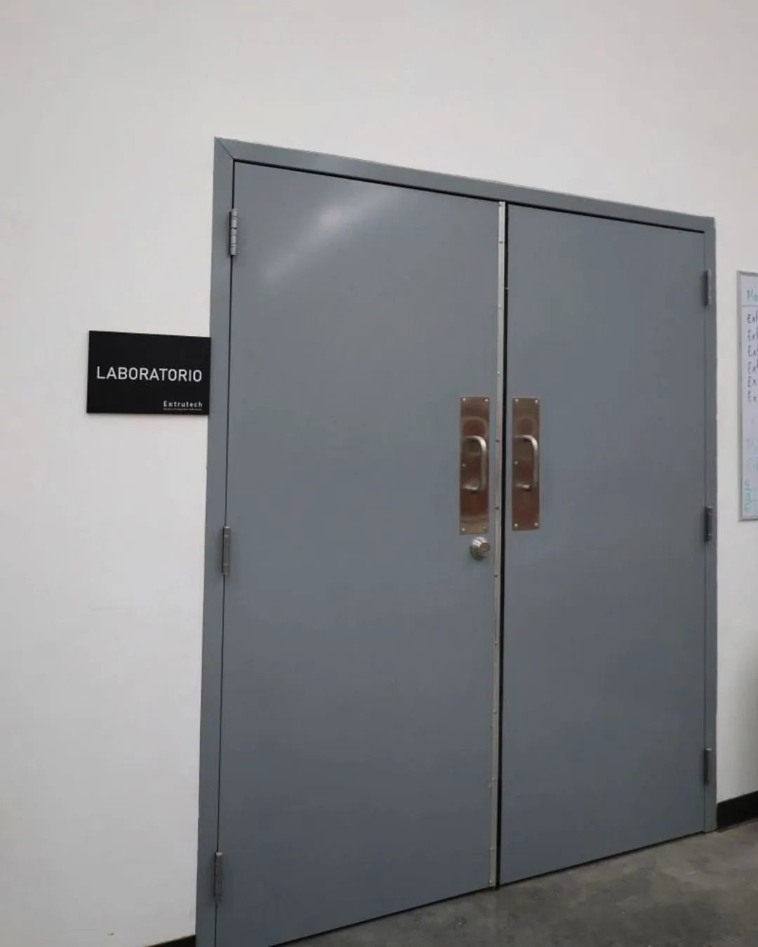 Puerta del laboratorio de calidad en la planta de Extrutech