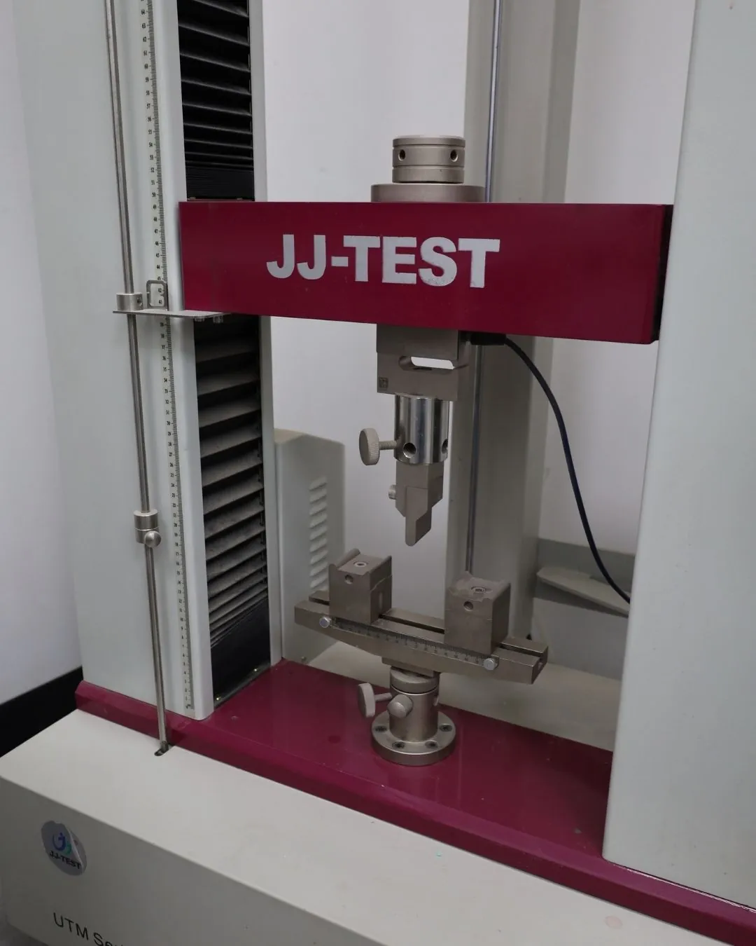 Máquina universal de ensayos del laboratorio de Extrutech, con la mordaza lista para una probeta de WPC
