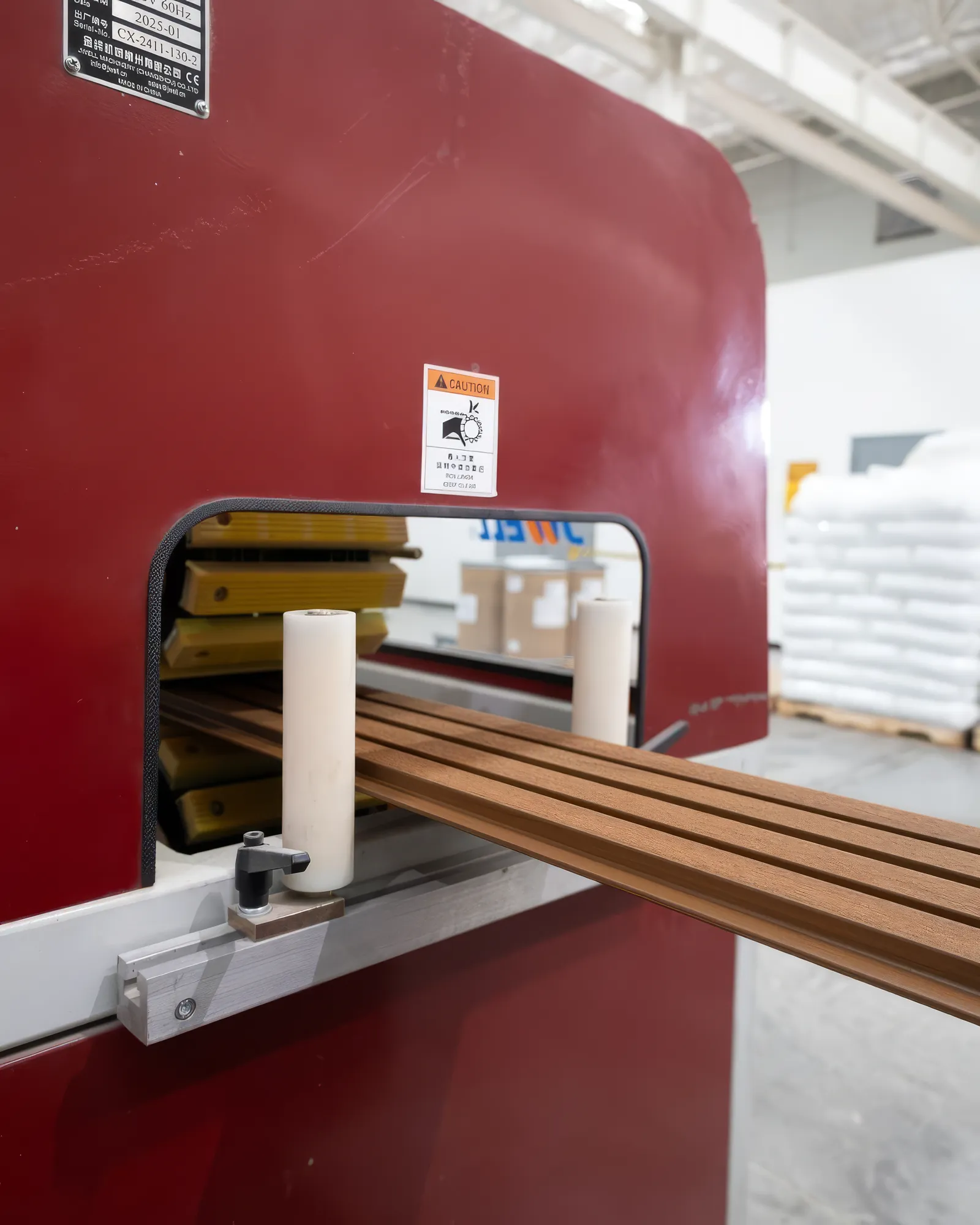 Lambrín WPC recién extruido saliendo de la línea en la planta de Extrutech, en Santa Catarina, Nuevo León