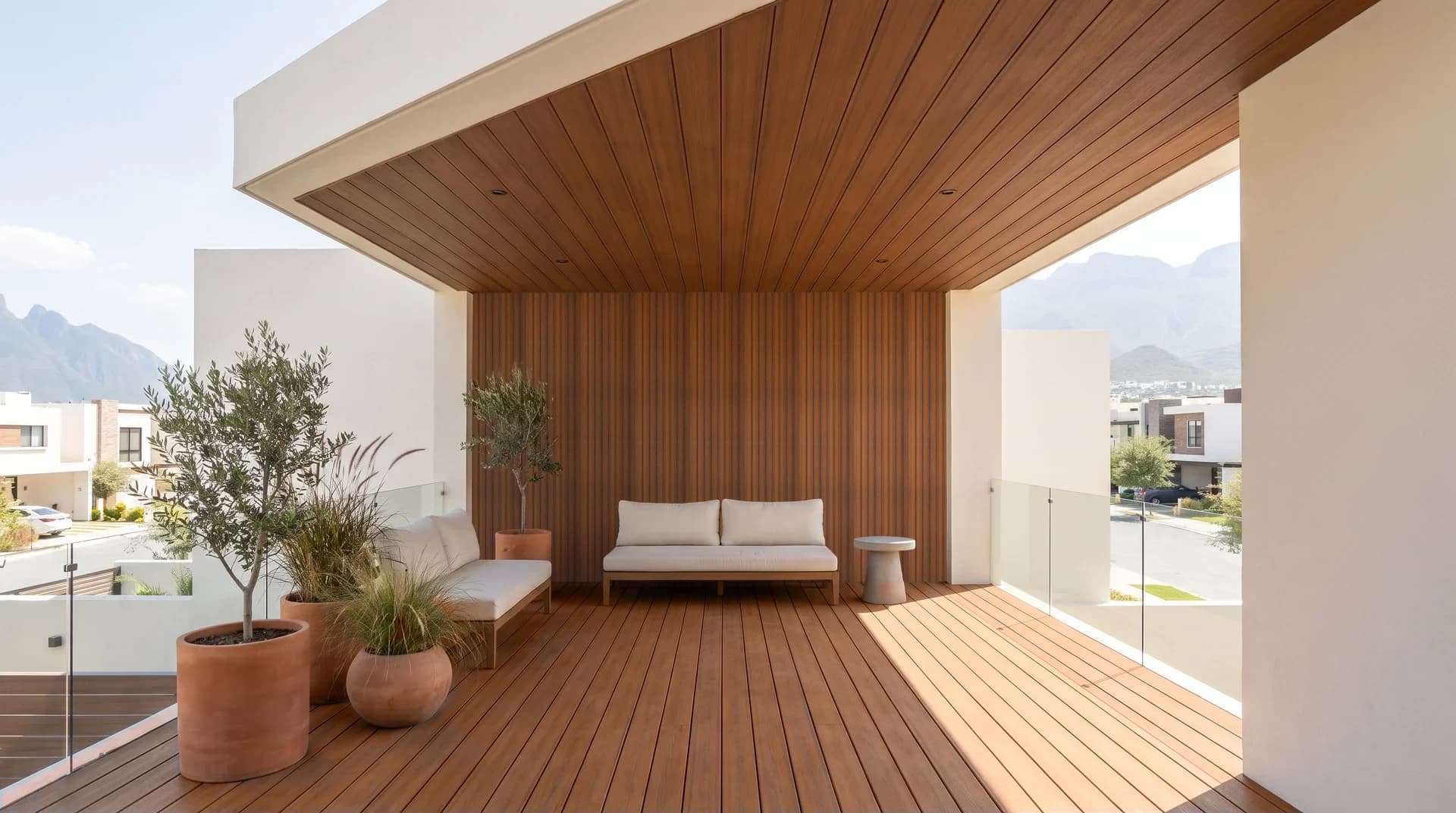 Terraza con piso, muro y techo de WPC en Incienso