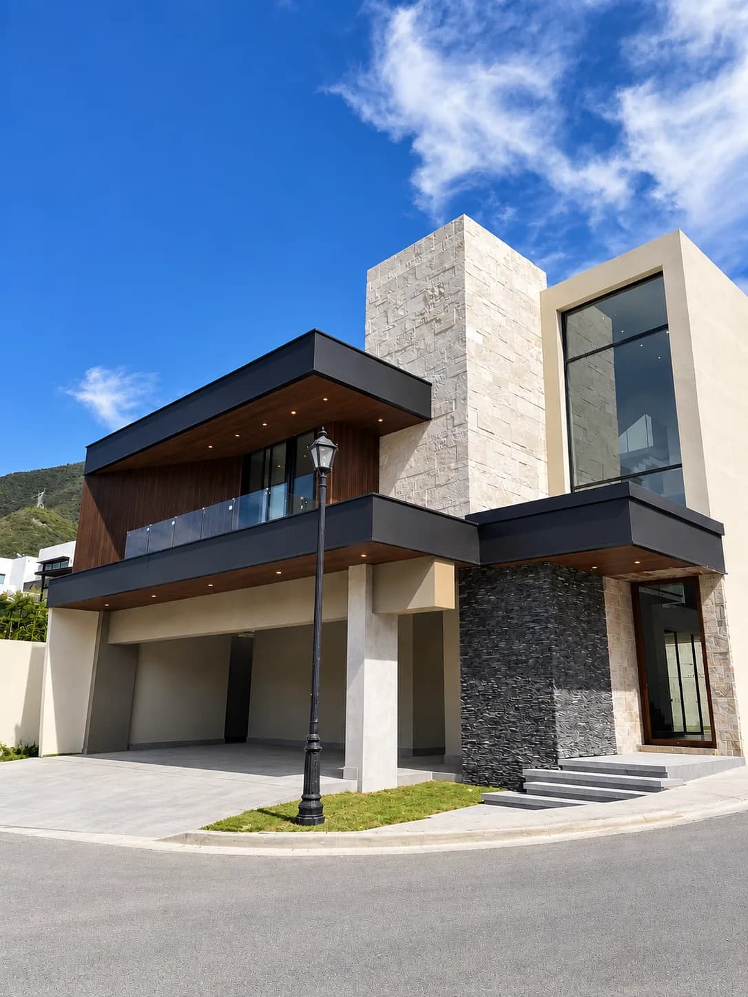 Casa moderna de dos pisos con volados revestidos por debajo de Wall Cladding WPC tono madera, muros de piedra y cielo azul