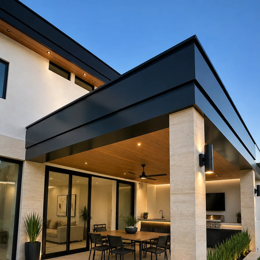 Terraza techada con Wall Cladding WPC tono madera, ventilador de techo y luces empotradas sobre un comedor exterior