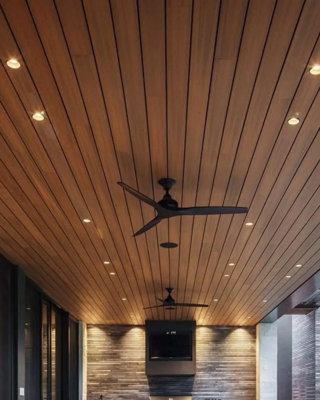Techo de terraza revestido de panel WPC liso tono madera con luces empotradas y ventiladores