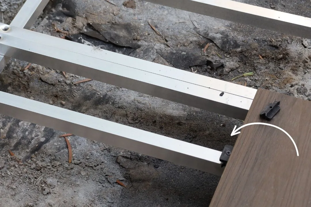 Primera tabla de deck WPC sobre una estructura de aluminio, con el clip oculto en el canto, sobre el riel