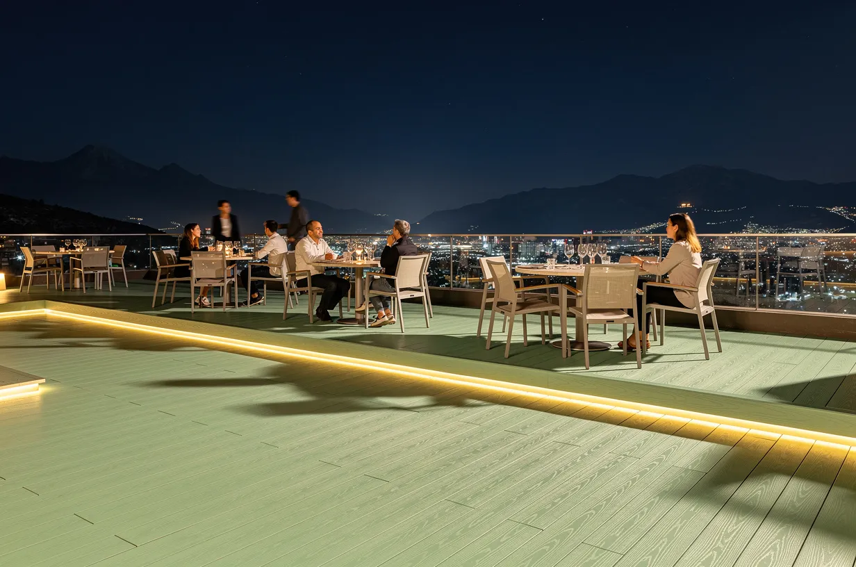 Terraza de deck WPC de Extrutech iluminada de noche
