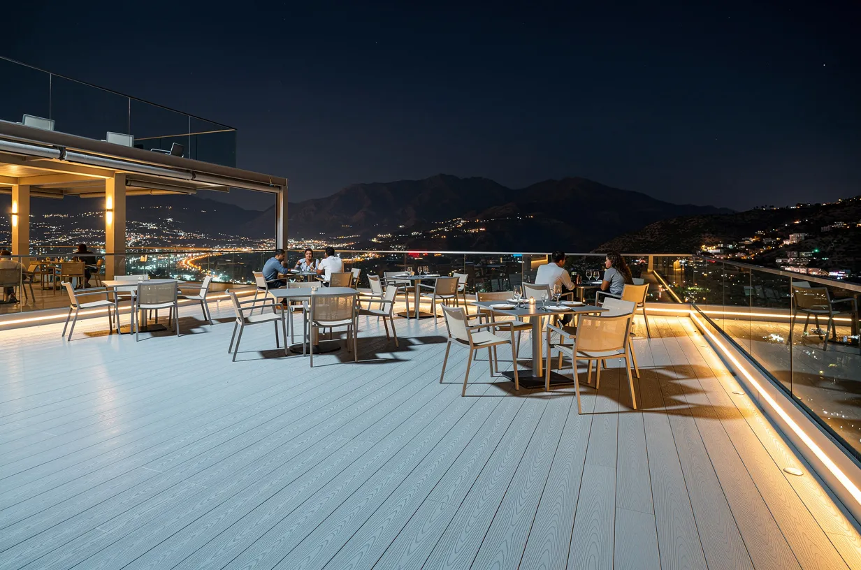 Terraza de deck WPC de Extrutech iluminada de noche