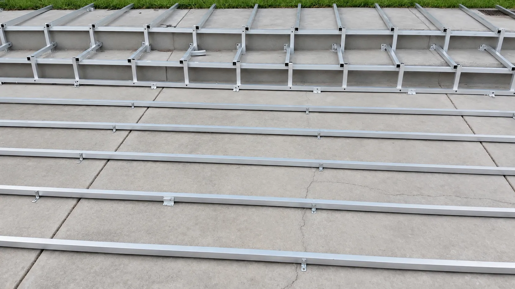 Bastidor de aluminio armado sobre el piso y los escalones de una terraza
