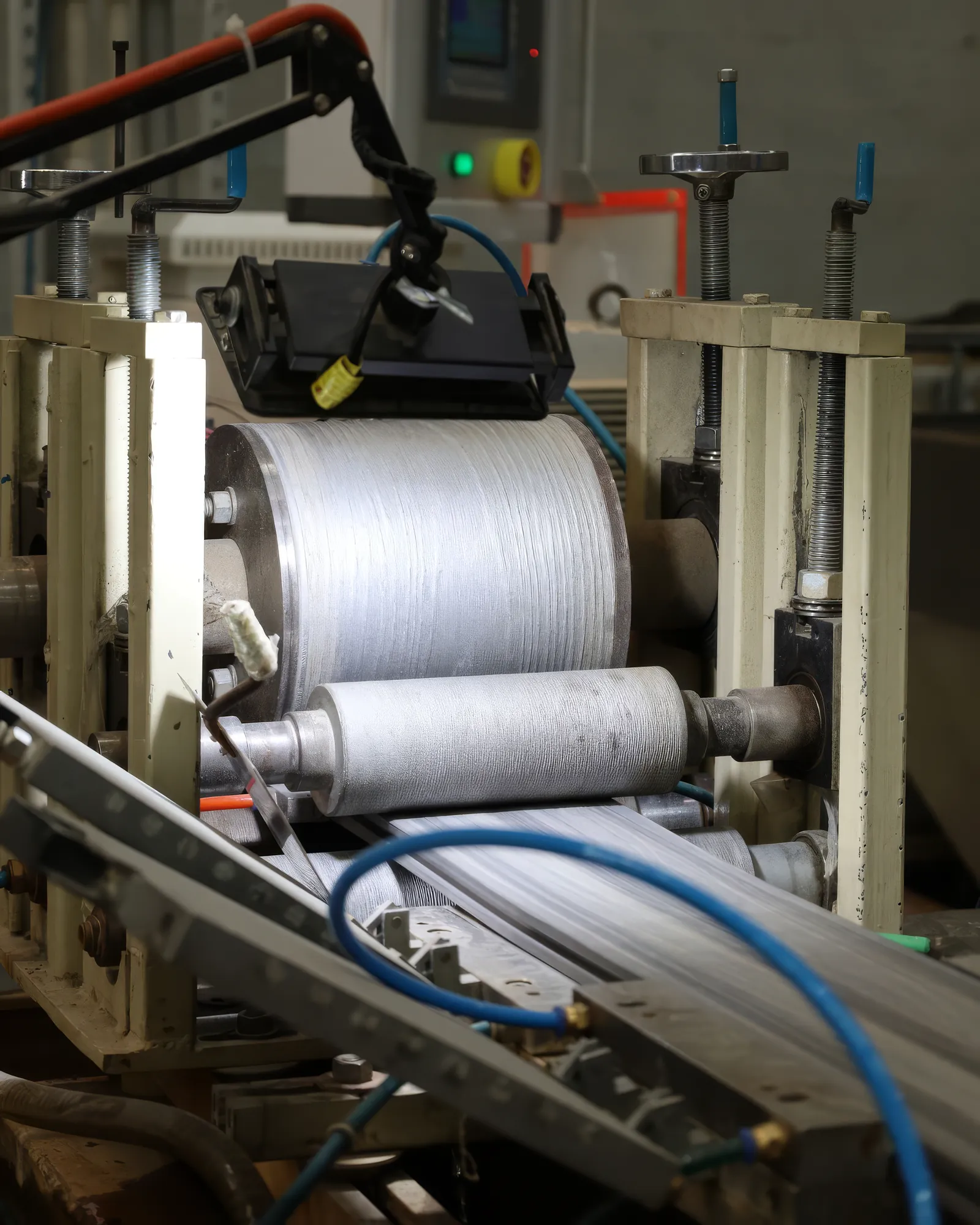 Rodillo de la línea de extrusión de Extrutech que le estampa la textura al perfil de WPC, con su sistema de enfriamiento