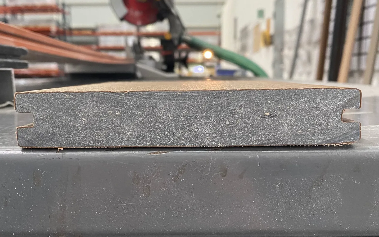 Corte del Deck Sólido de Extrutech: el perfil lleno de lado a lado, con la ranura del clip en cada canto