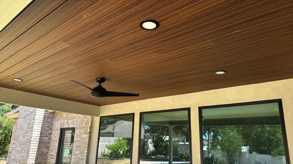 Techo de una terraza revestido de Wall Cladding, con ventilador y luminarias empotradas