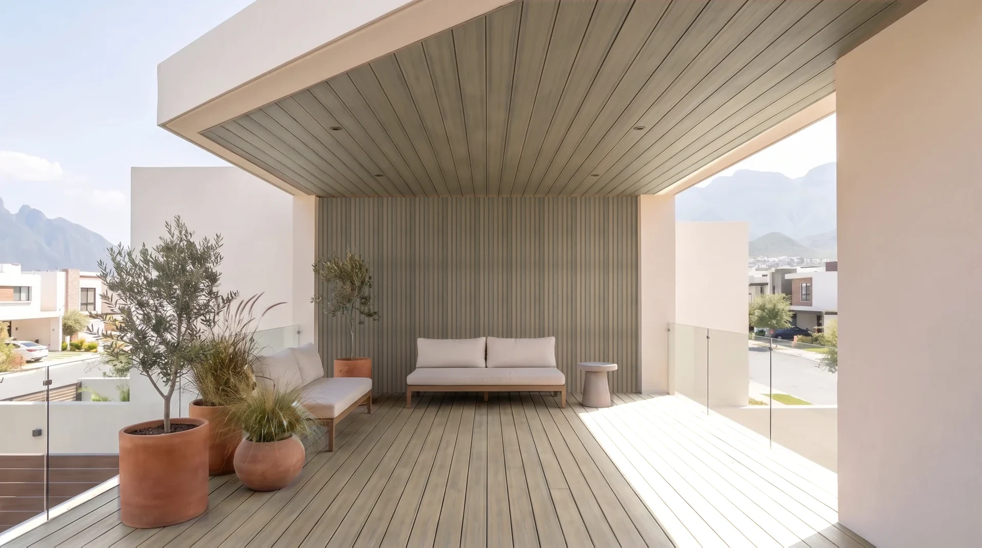 Terraza techada con el piso de deck, el muro de lambrín y el techo de plafón en color Antique